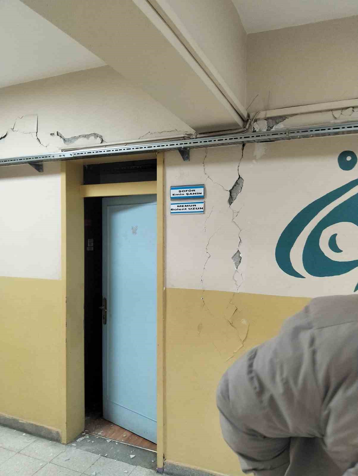 Tokat’ta 5,5 büyüklüğündeki deprem okul duvarlarını çatlattı
