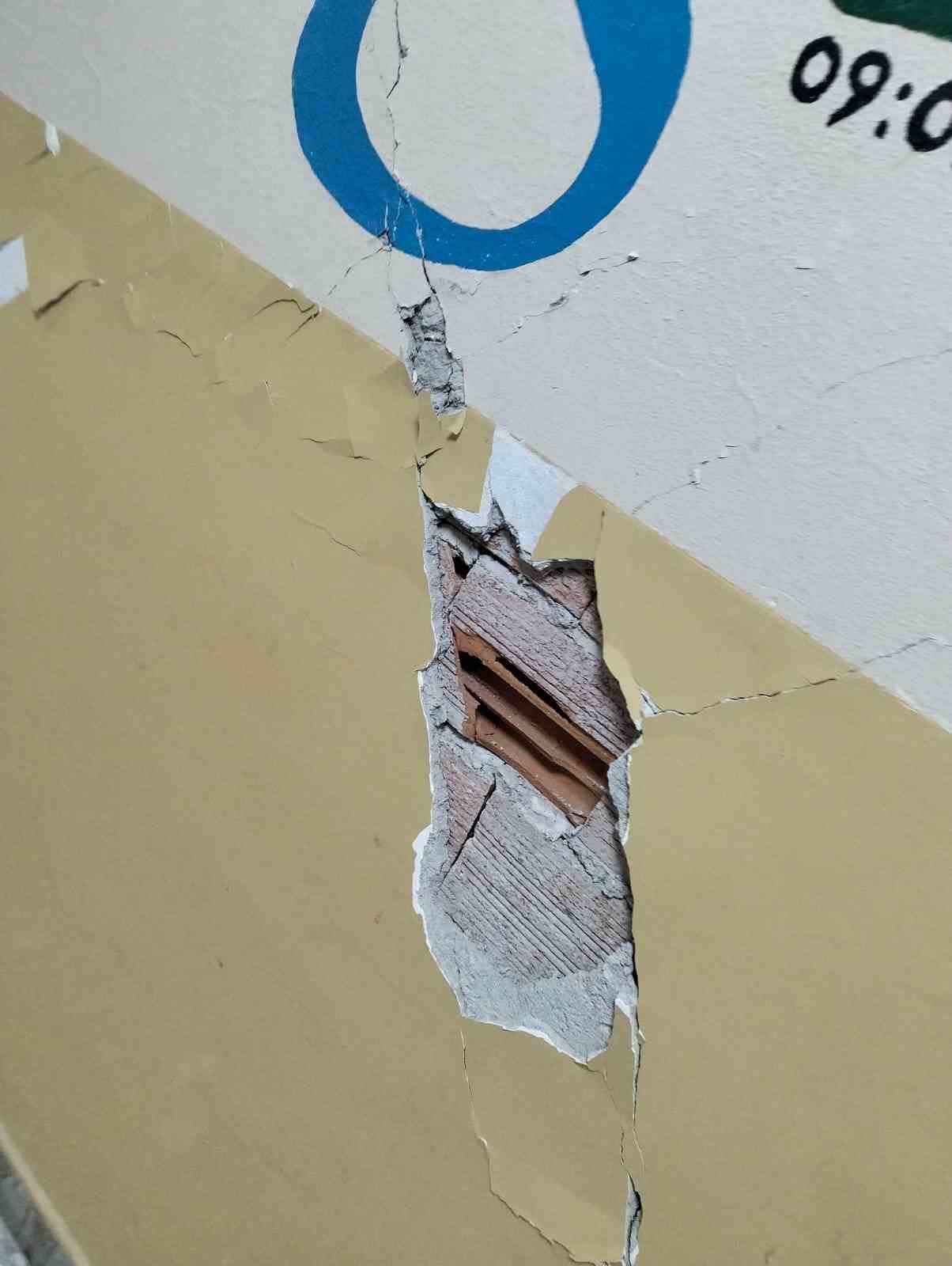 Tokat’ta 5,5 büyüklüğündeki deprem okul duvarlarını çatlattı
