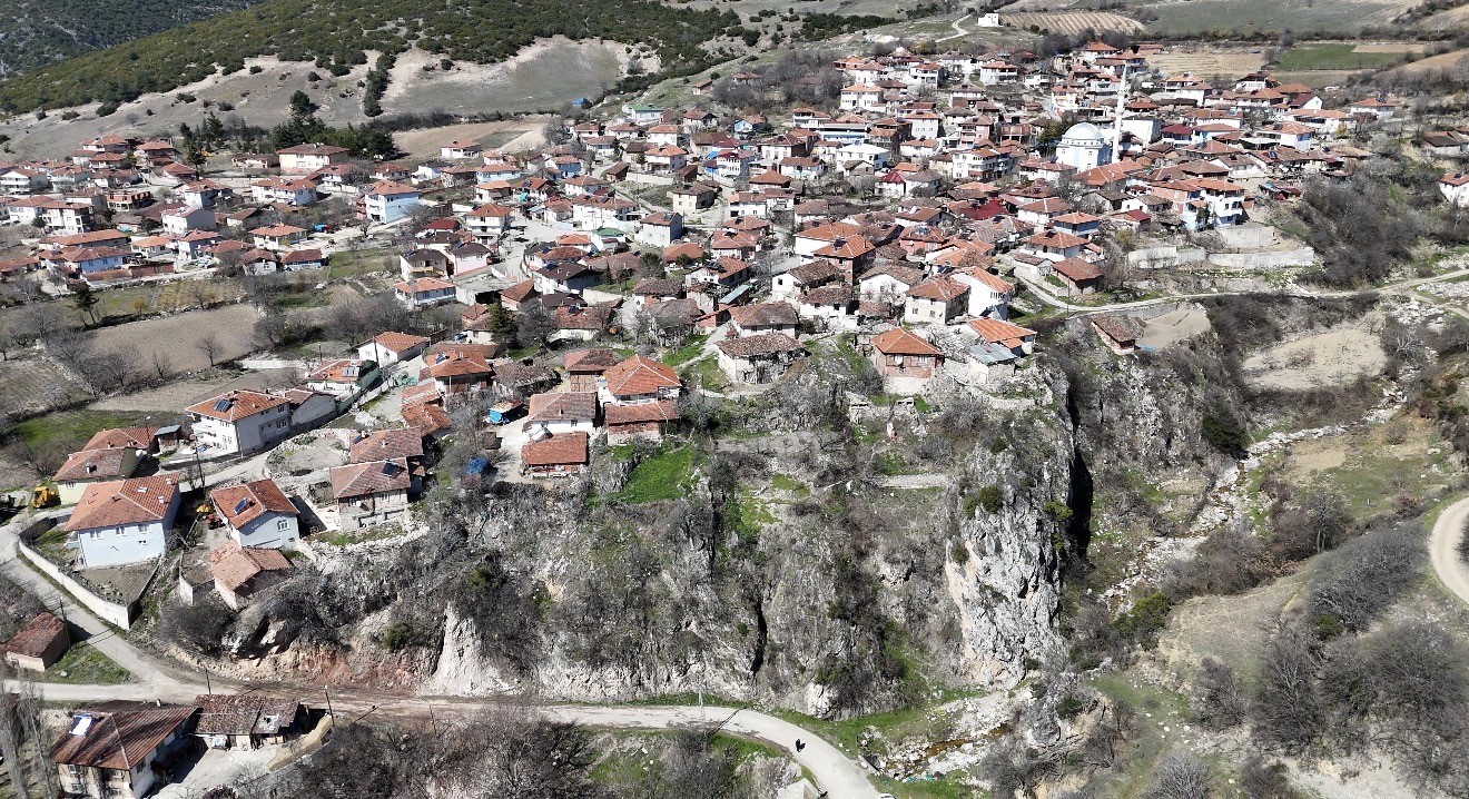 Tokat’ta 5,6 büyüklüğündeki depremin merkezi Pınarbeyli havadan görüntülendi
