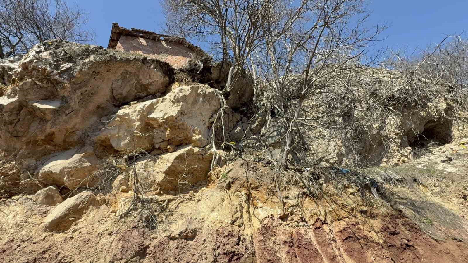 Tokat’ta 5,6 büyüklüğündeki depremin merkezi Pınarbeyli havadan görüntülendi

