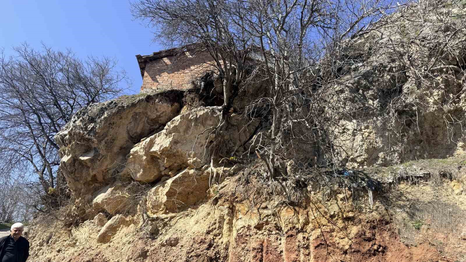 Tokat’ta 5,6 büyüklüğündeki depremin merkezi Pınarbeyli havadan görüntülendi
