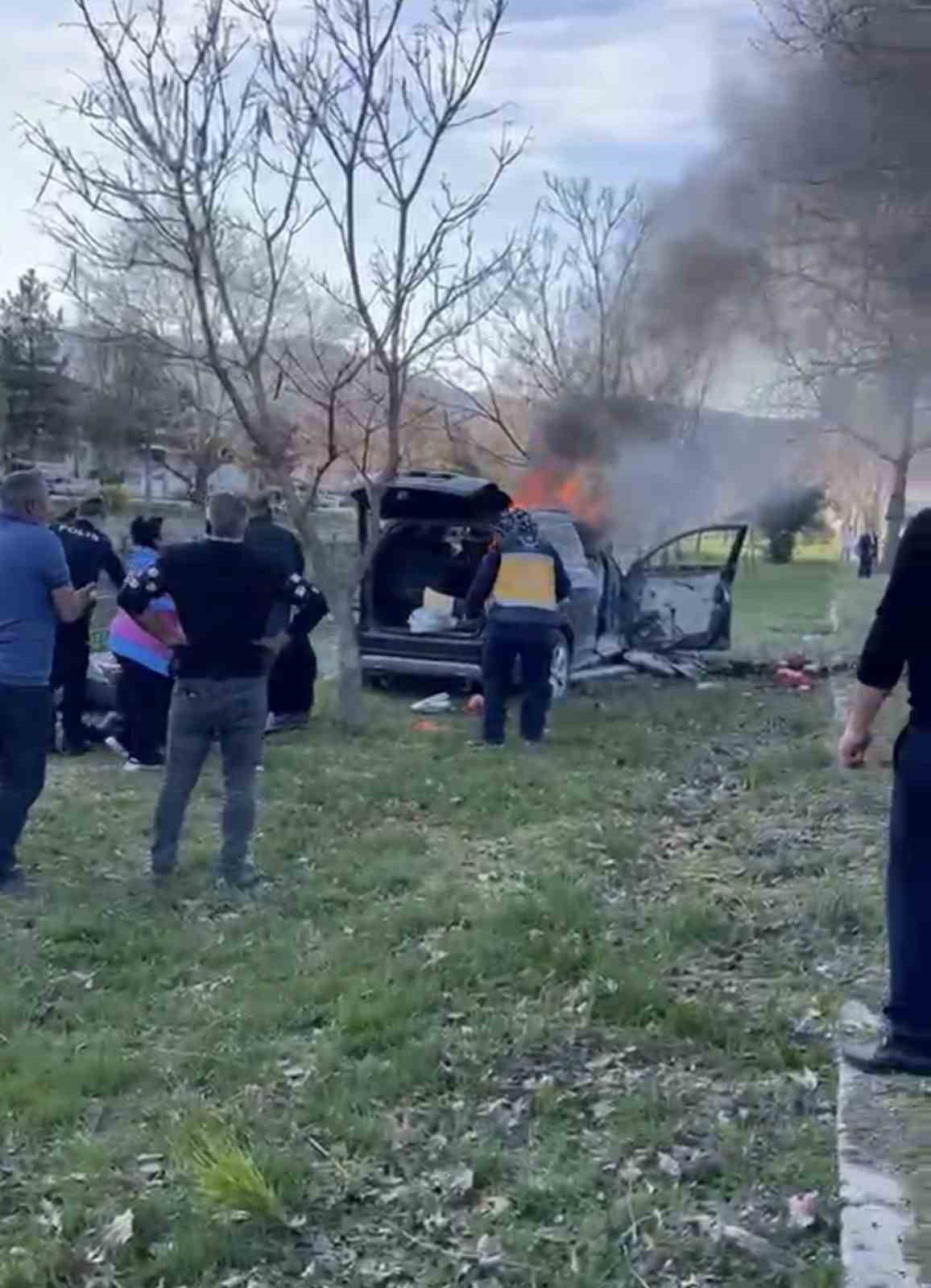 Tokat’ta ağaca çarpan cip yandı: 1 ölü, 2 yaralı
