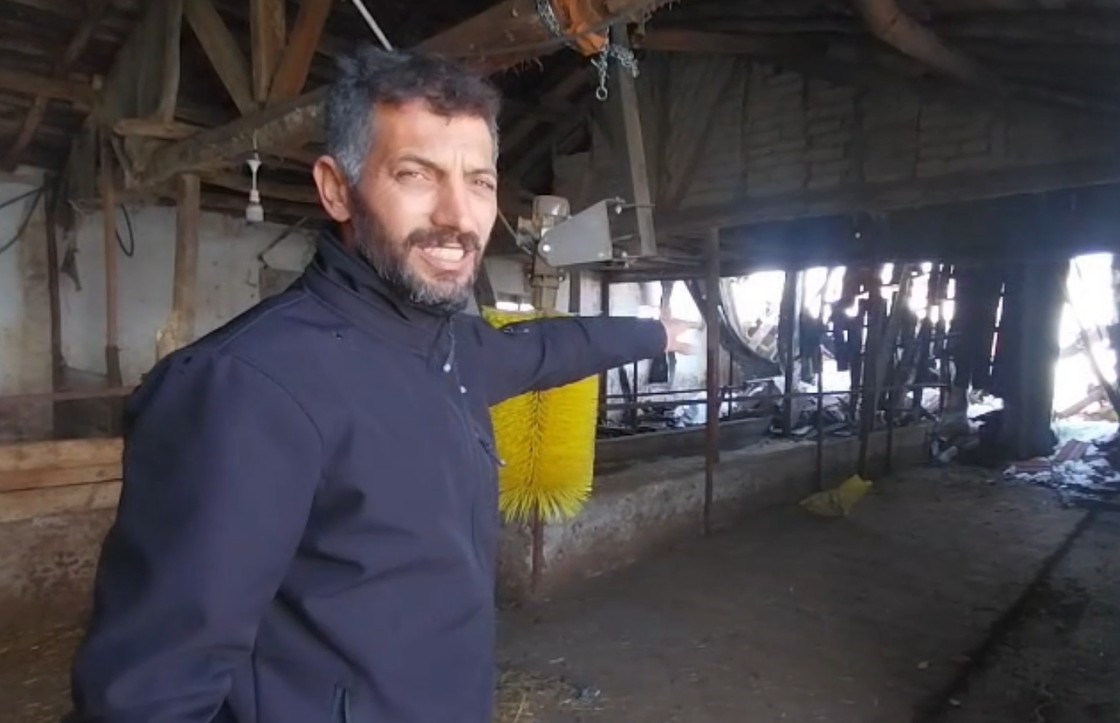 Tokat’ta ahırın çatısı çöktü
