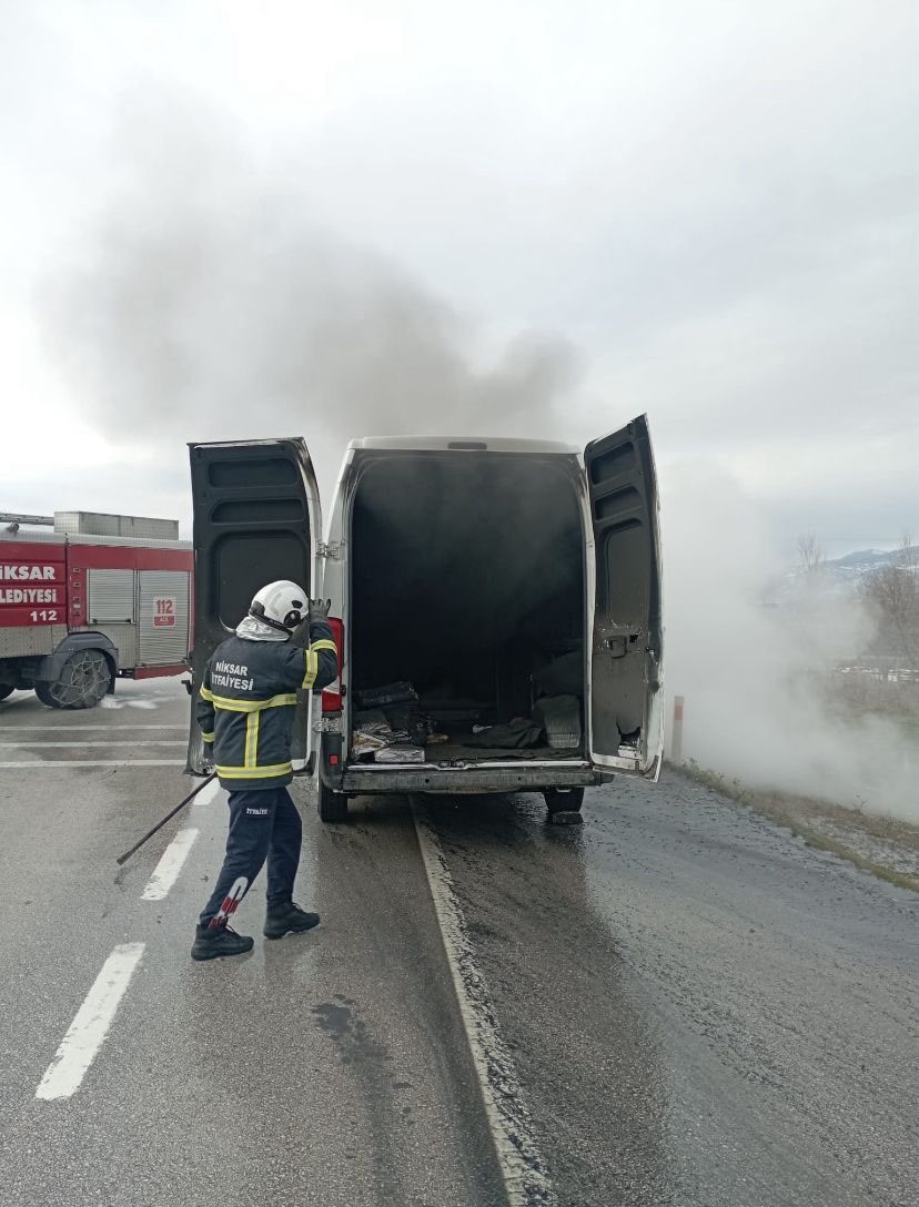 Tokat’ta alev alan panelvan kullanılamaz hale geldi
