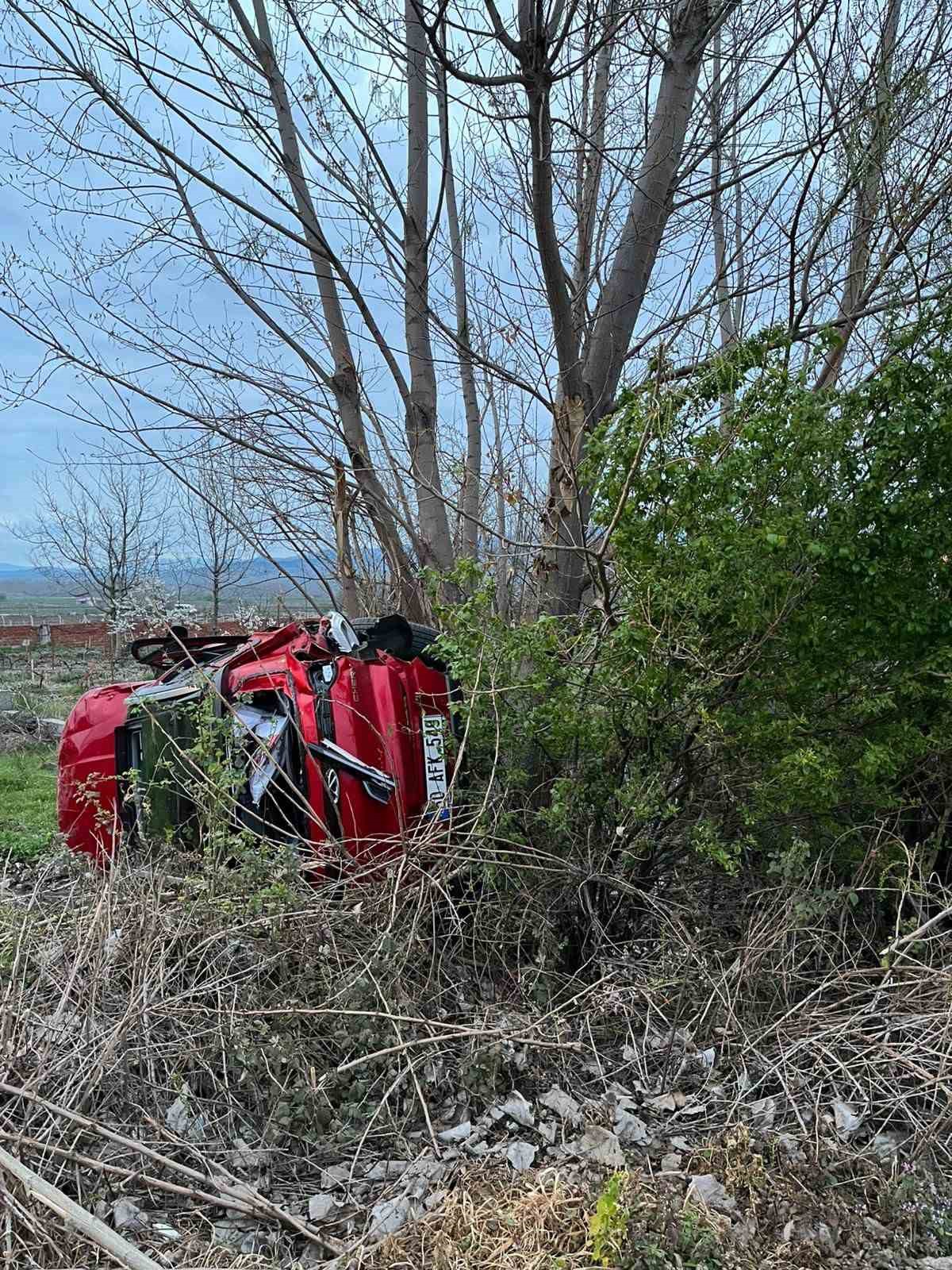 Tokat’ta alkollü sürücü emanet aldığı araçla takla attı: İki kardeş yaralandı
