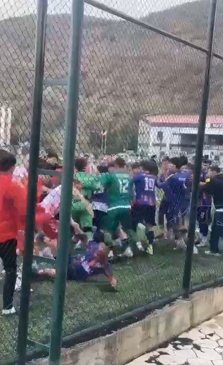 Tokat’ta amatör maçta saha karıştı
