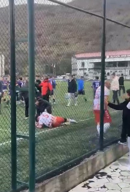 Tokat’ta amatör maçta saha karıştı
