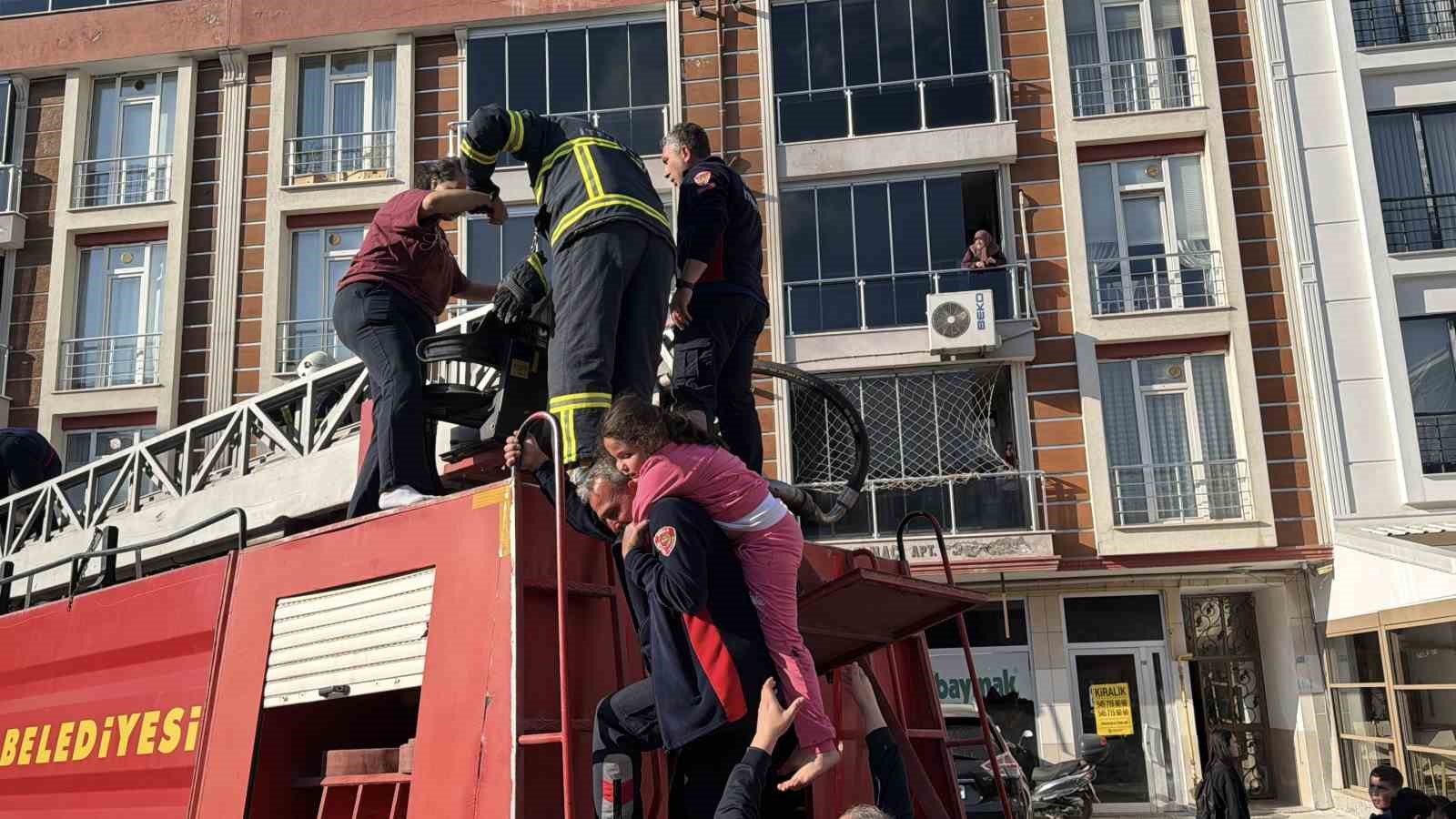 Tokat’ta apartman dairesinde yangın: Dumandan etkilenen anne ve çocukları balkondan tahliye edildi

