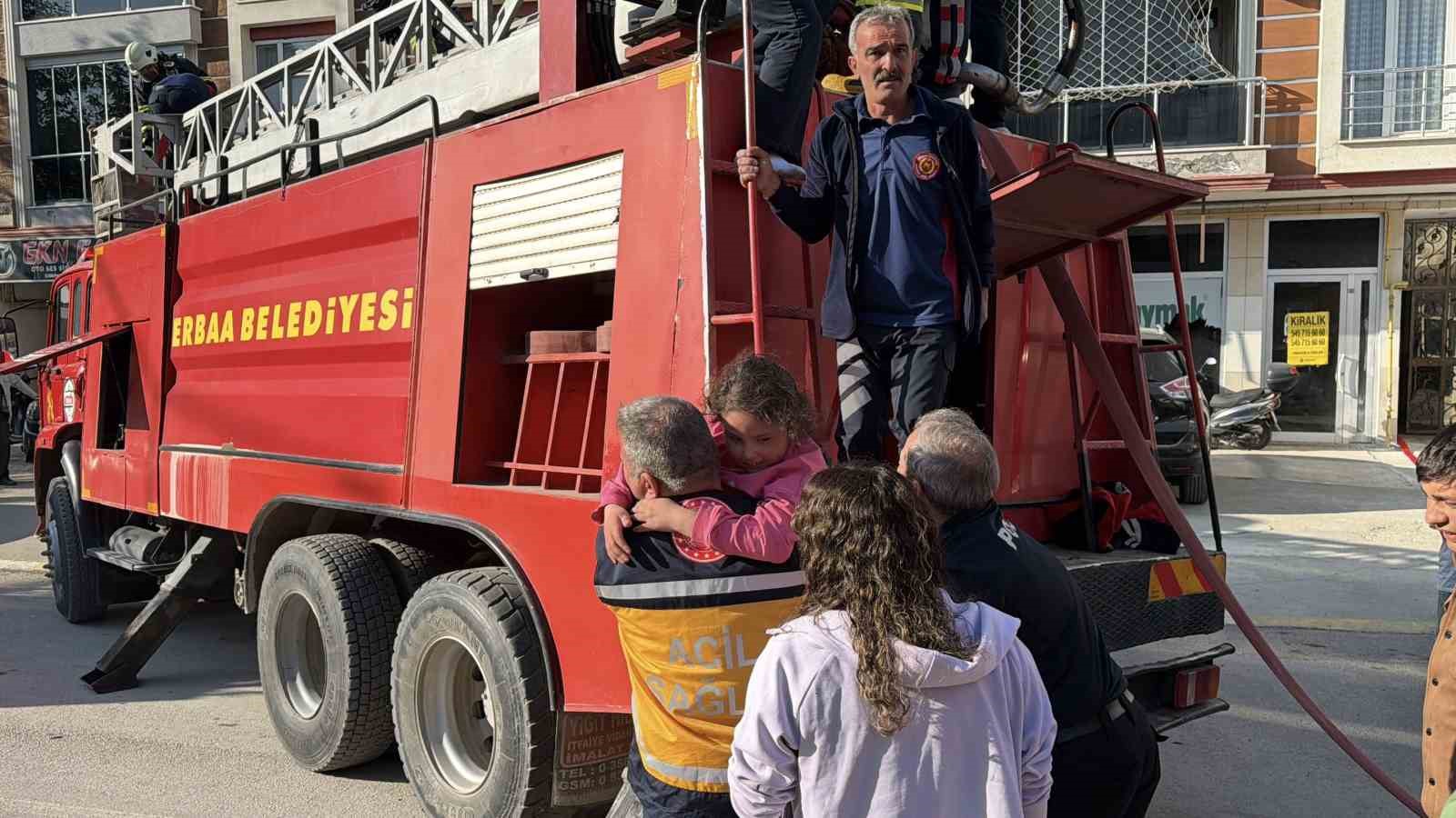 Tokat’ta apartman dairesinde yangın: Dumandan etkilenen anne ve çocukları balkondan tahliye edildi
