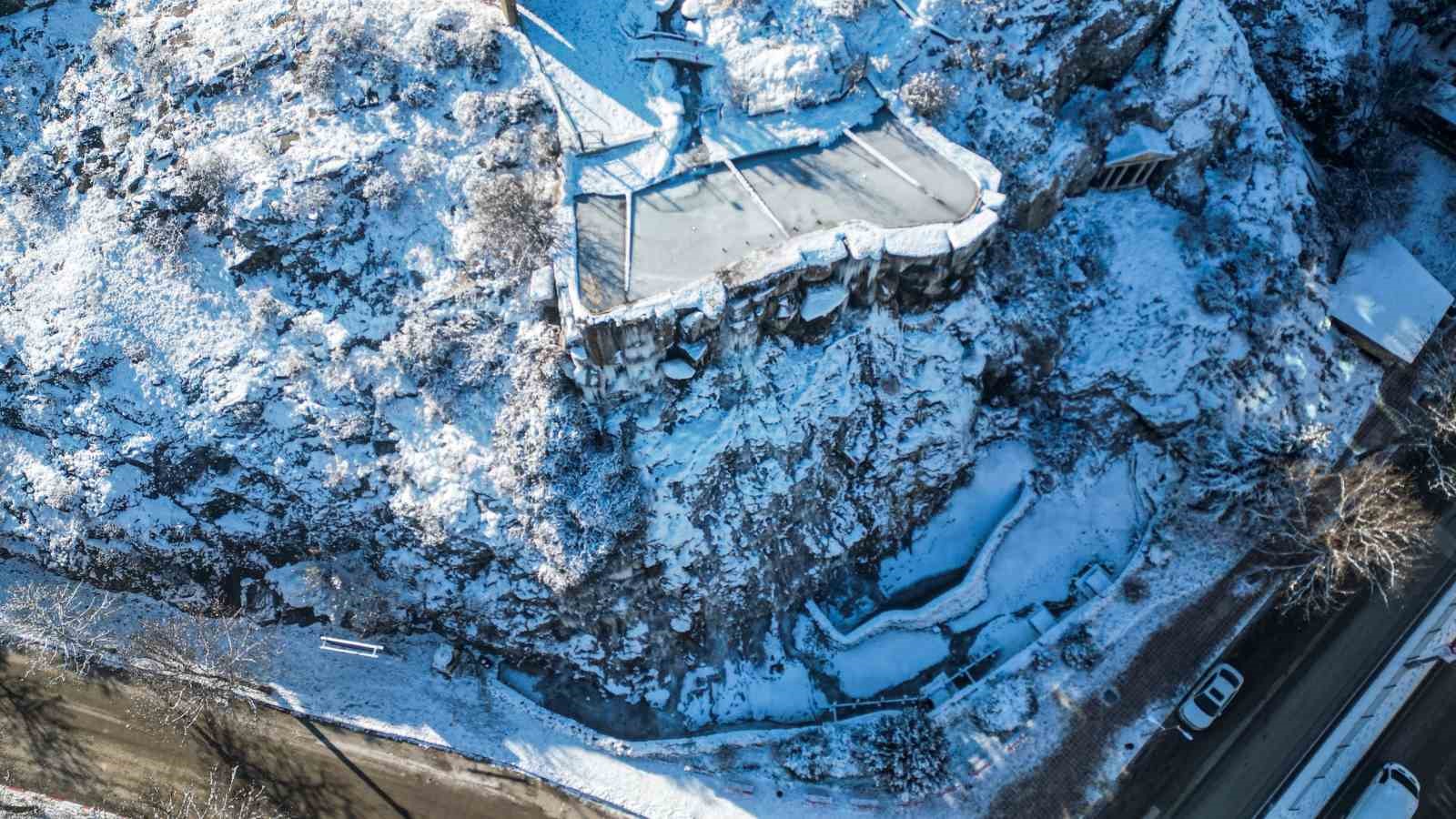 Tokat’ta buz tutan şelalede kartpostallık görüntüler oluştu
