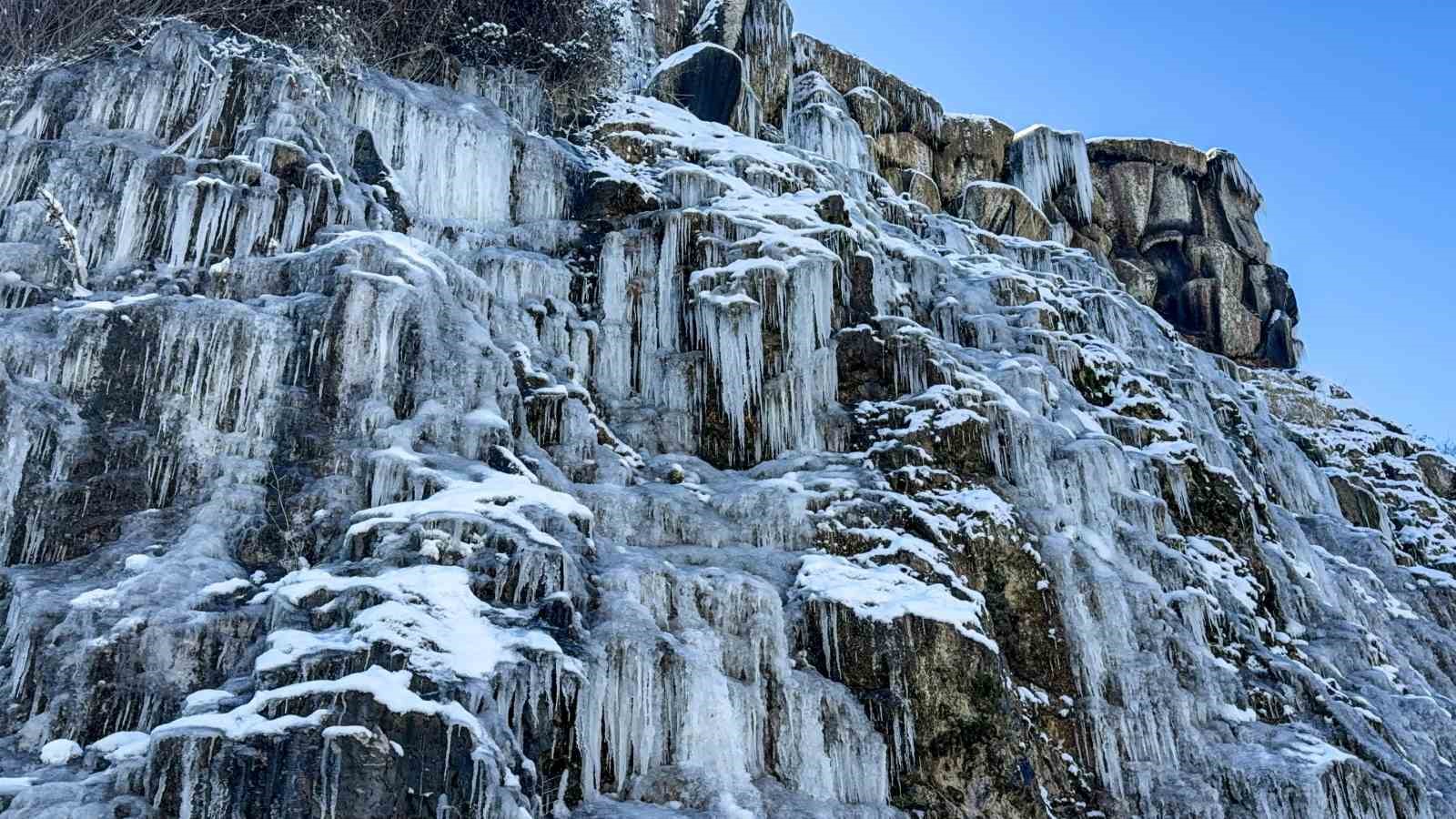 Tokat’ta buz tutan şelalede kartpostallık görüntüler oluştu
