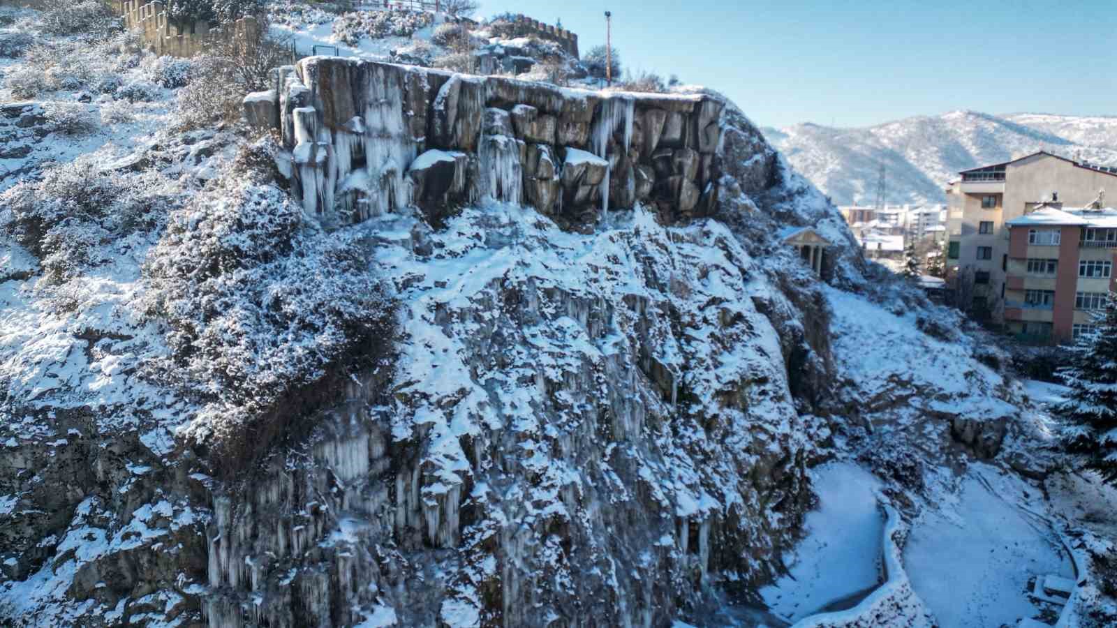 Tokat’ta buz tutan şelalede kartpostallık görüntüler oluştu
