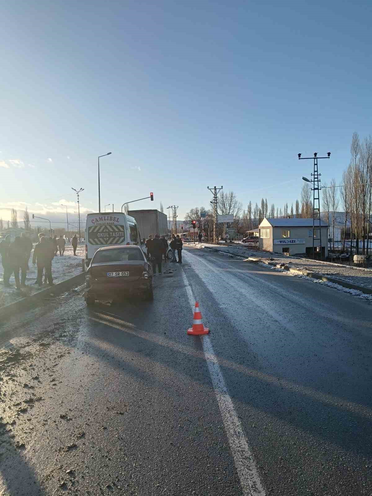 Tokat’ta buzlanma zincirleme kazaya oldu, 5 araç birbirine girdi
