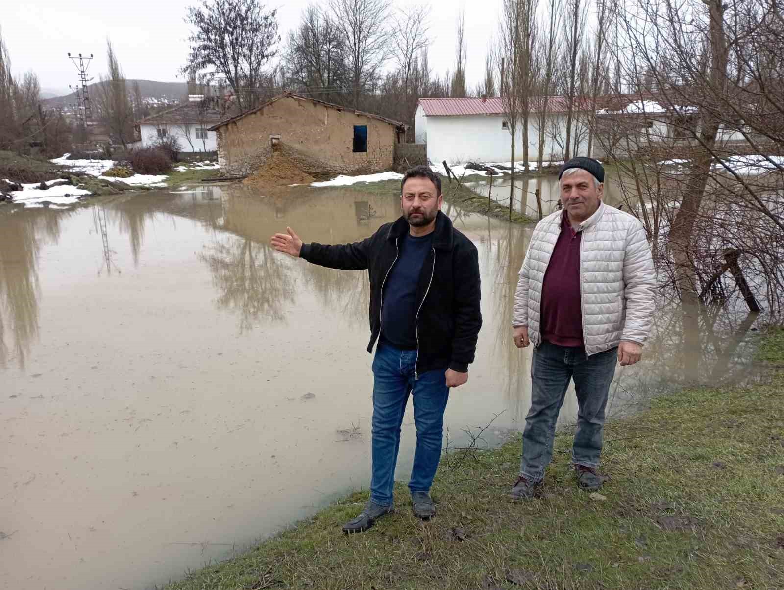 Tokat’ta Çekerek Irmağı taştı, tarım arazileri sular altında kaldı

