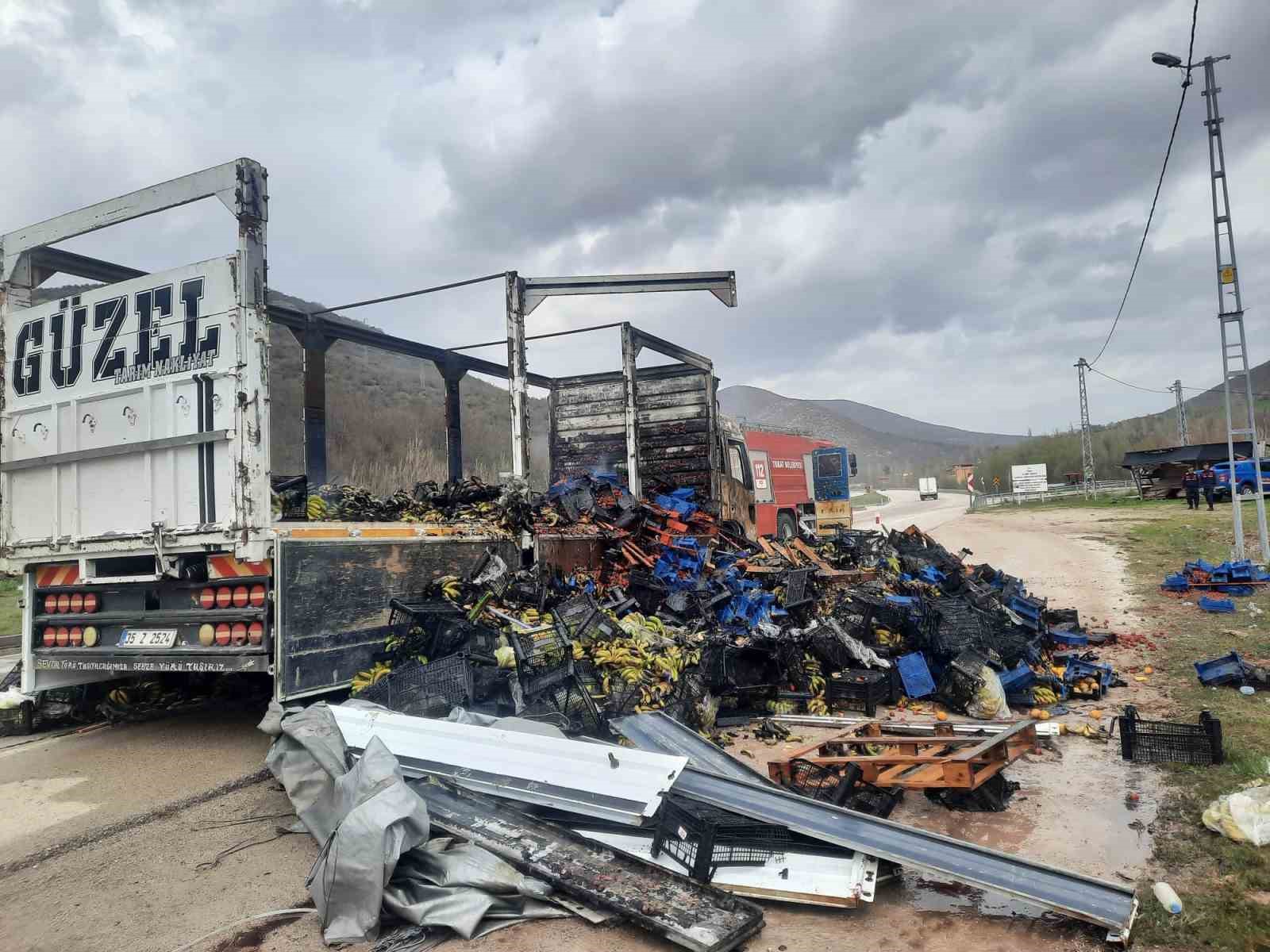 Tokat’ta çilek yüklü kamyon yandı
