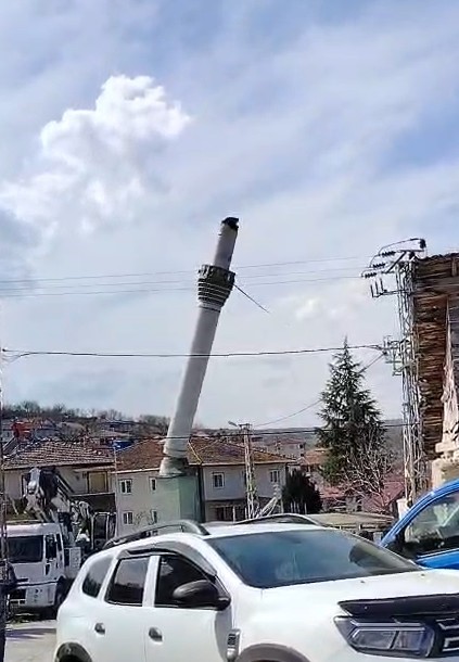 Tokat’ta depremde hasar alan cami minaresi kontrollü şekilde yıkıldı
