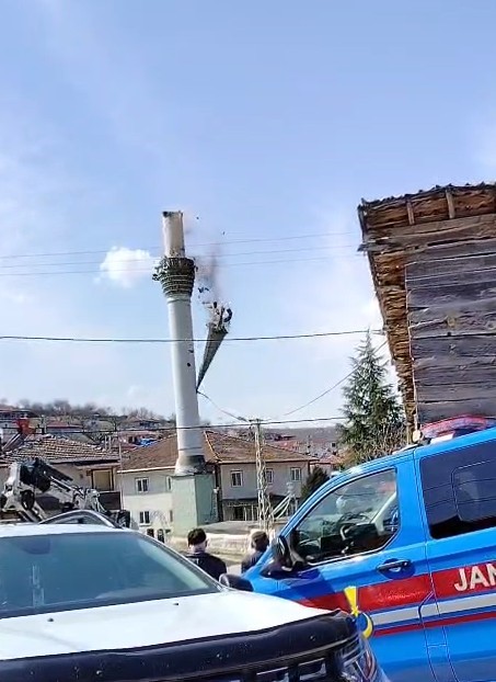 Tokat’ta depremde hasar alan cami minaresi kontrollü şekilde yıkıldı
