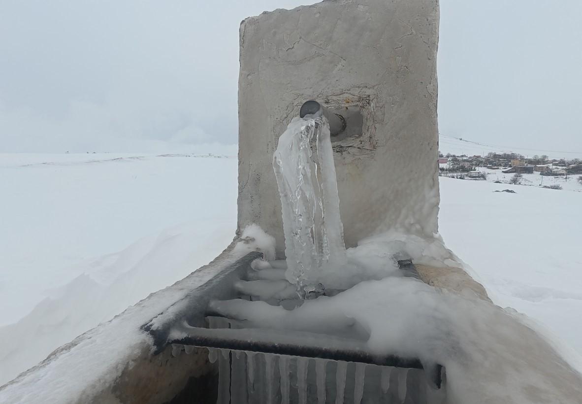 Tokat’ta eksi 10 derece çeşmeyi dondurdu
