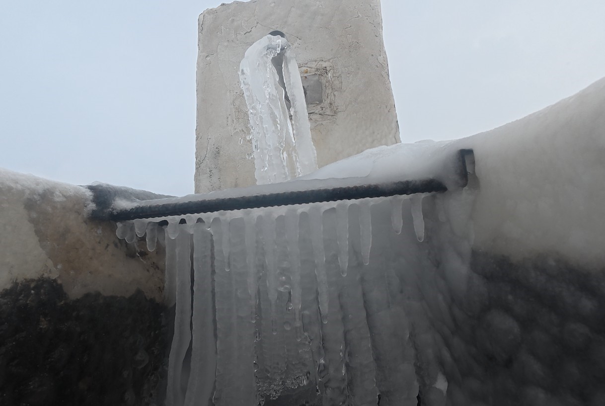 Tokat’ta eksi 10 derece çeşmeyi dondurdu
