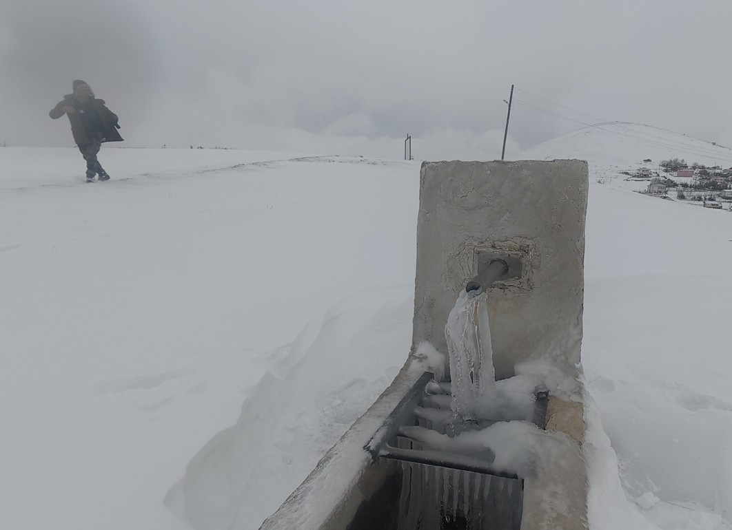 Tokat’ta eksi 10 derece çeşmeyi dondurdu
