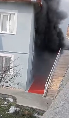 Tokat’ta evden yükselen yoğun duman mahalleliyi ayağa kaldırdı
