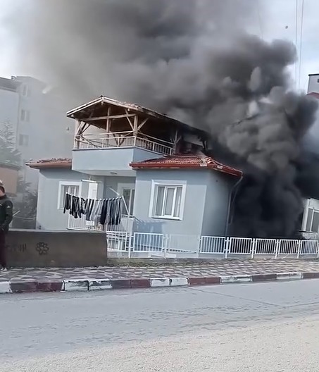 Tokat’ta evden yükselen yoğun duman mahalleliyi ayağa kaldırdı
