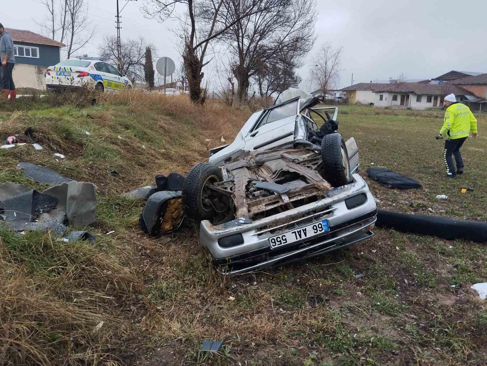 Tokat’ta feci kaza: İkiye ayrılan otomobil sürücüsü ağır yaralandı
