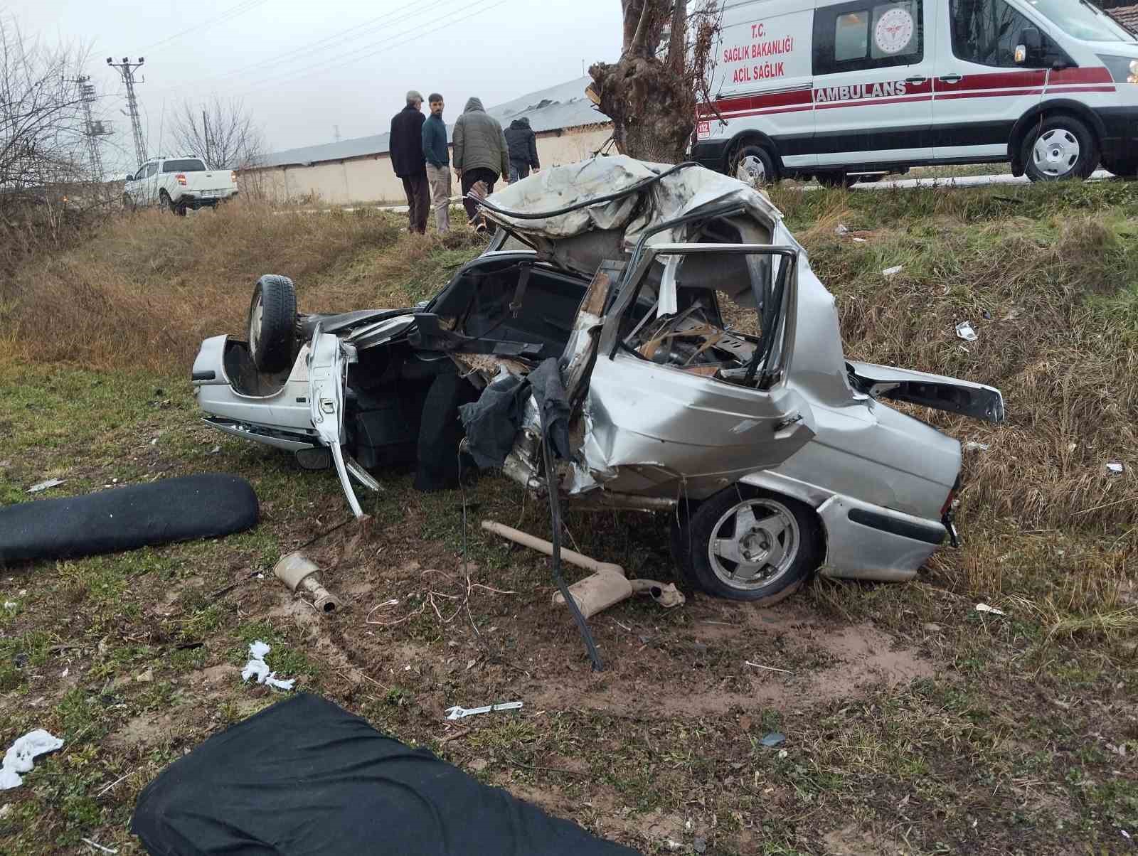 Tokat’ta feci kaza: İkiye ayrılan otomobil sürücüsü ağır yaralandı
