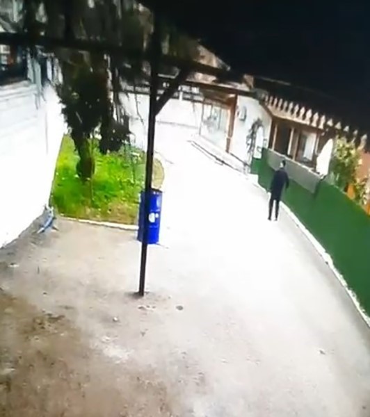 Tokat’ta fırtınanın devirdiği ağacın altında kalmaktan son anda kurtuldu
