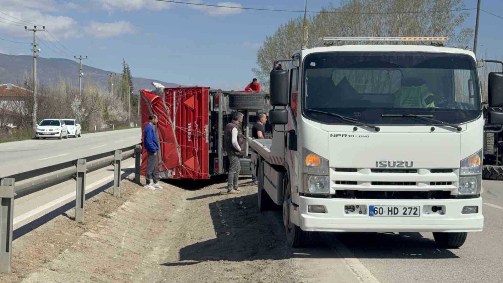 Tokat’ta gübre yüklü traktör devrildi
