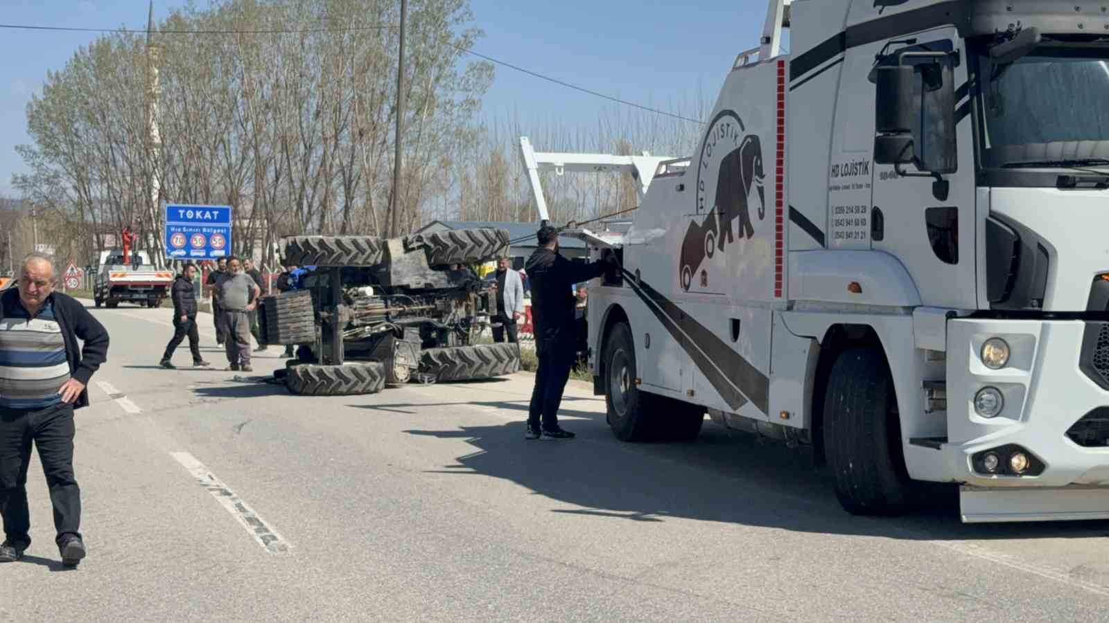 Tokat’ta gübre yüklü traktör devrildi
