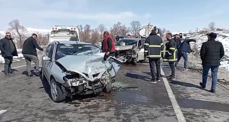 Tokat’ta iki otomobil kafa kafaya çarpıştı: 4 yaralı
