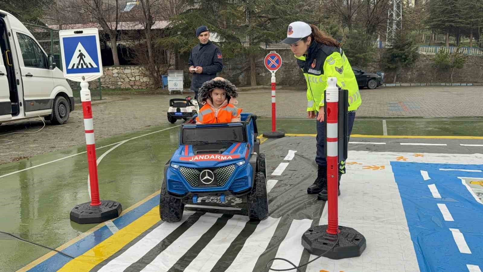 Tokat’ta jandarmadan köy okullarında trafik eğitimi
