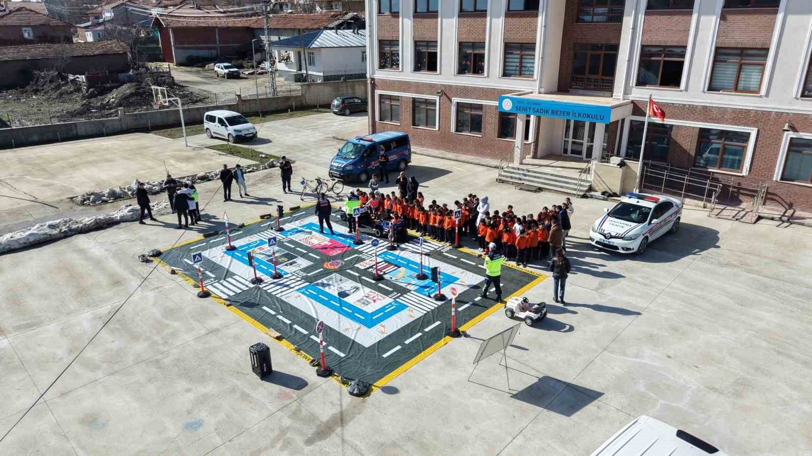 Tokat’ta jandarmadan köy okullarında trafik eğitimi
