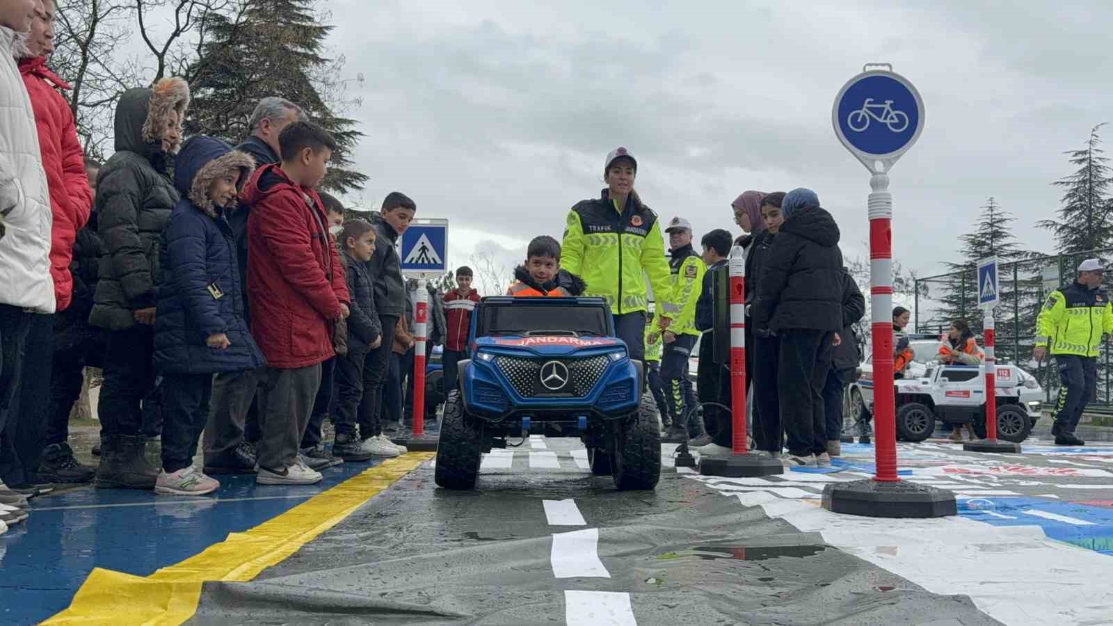 Tokat’ta jandarmadan köy okullarında trafik eğitimi
