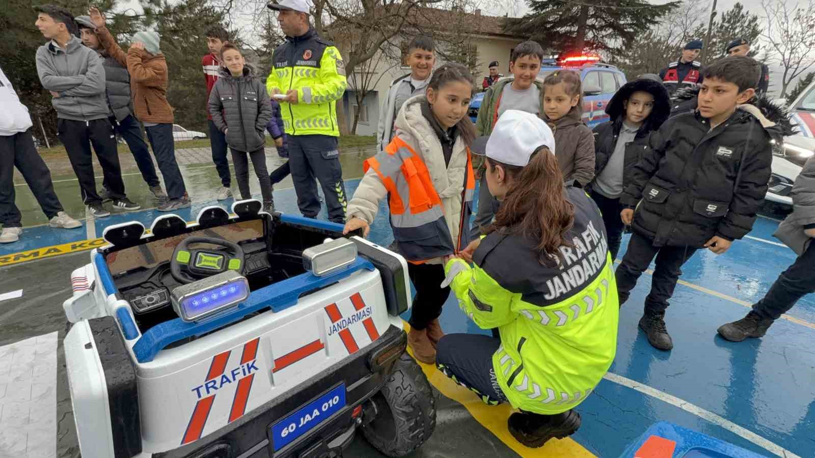 Tokat’ta jandarmadan köy okullarında trafik eğitimi
