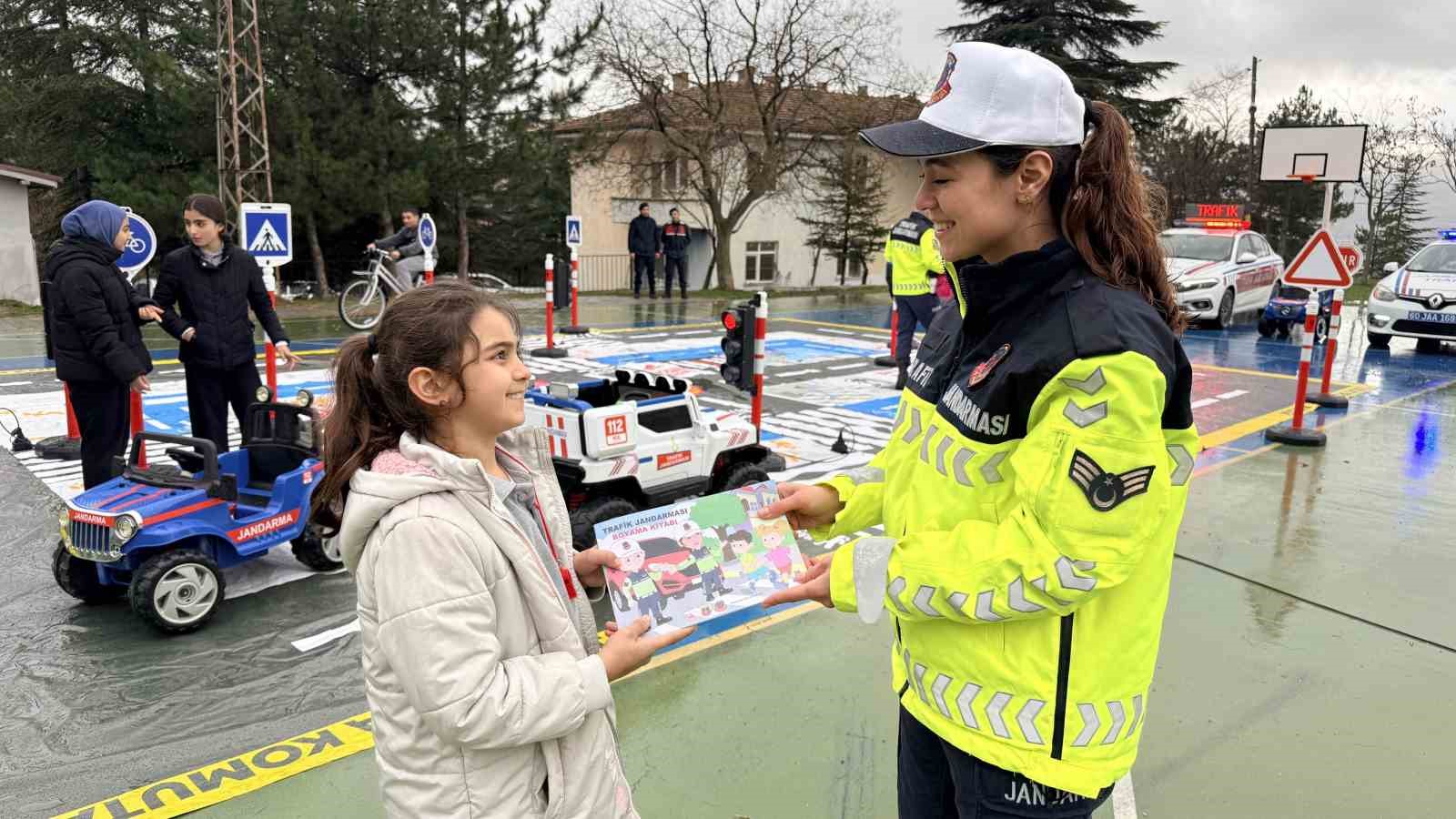 Tokat’ta jandarmadan köy okullarında trafik eğitimi
