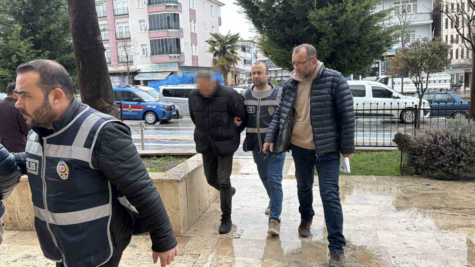 Tokat’ta kaçak göçmen taşıyan sürücüler tutuklandı
