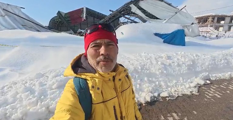 Tokat’ta kapalı halı sahanın çatısı kar yüküne dayanamadı
