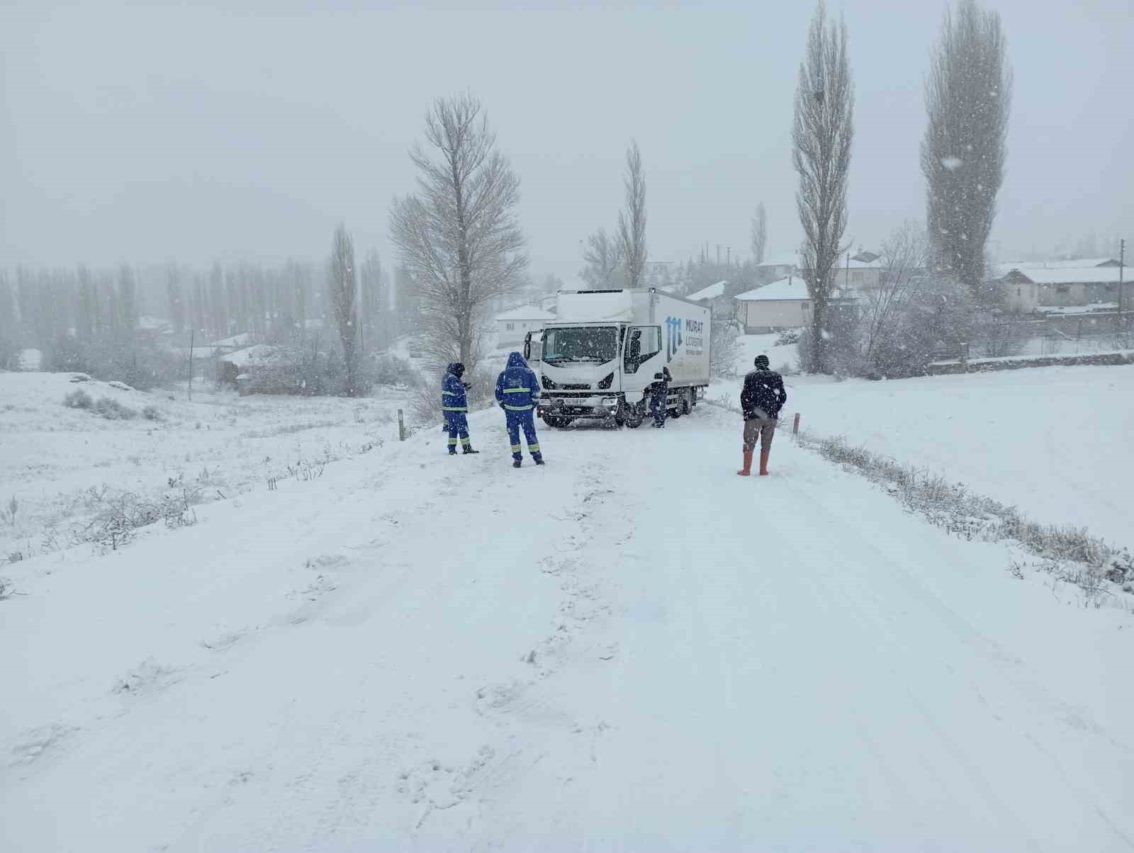 Tokat’ta kar yağışı ulaşımı olumsuz etkiledi
