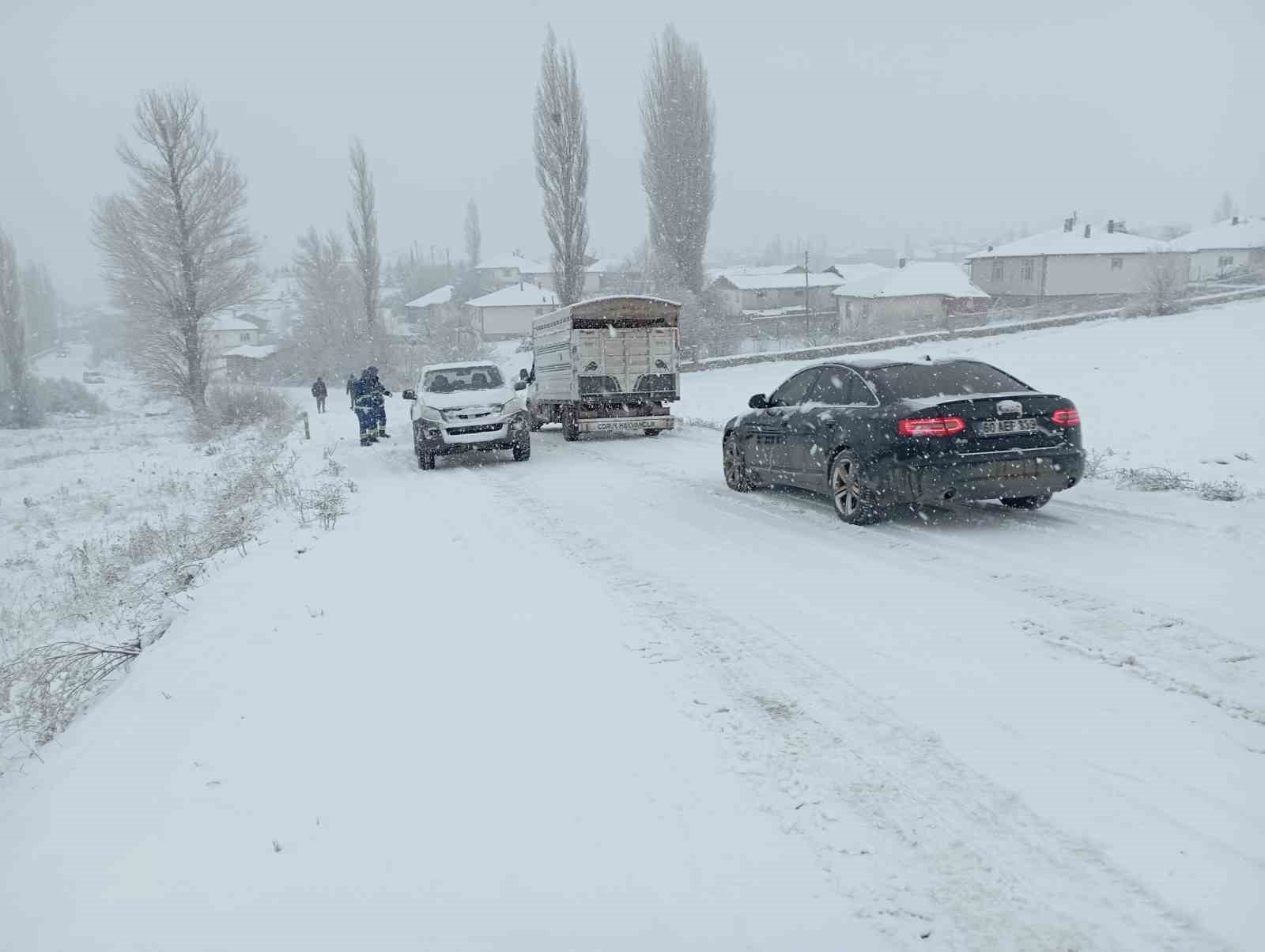 Tokat’ta kar yağışı ulaşımı olumsuz etkiledi
