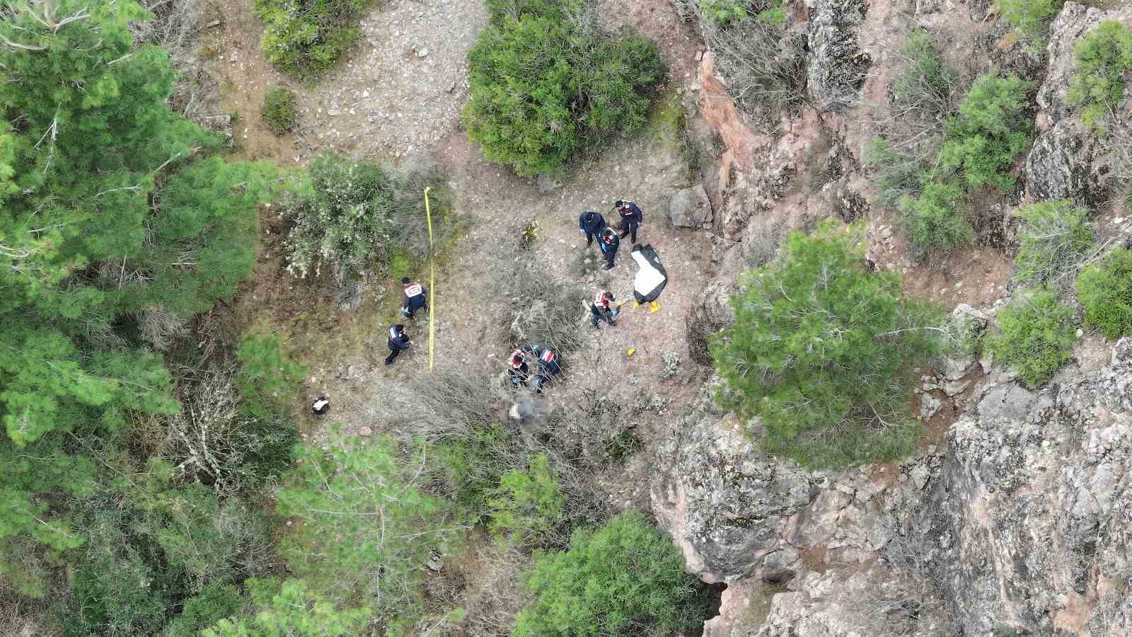 Tokat’ta kayıp olarak aranan kişinin 100 metrelik uçurumda cansız bedeni bulundu
