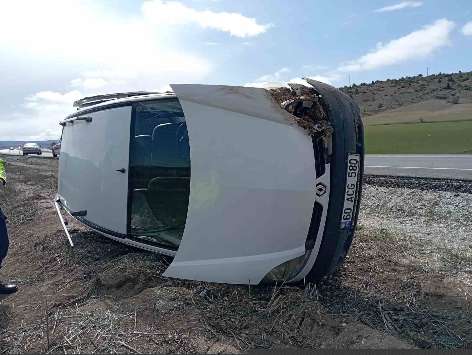 Tokat’ta kaza yapan otomobil devrildi: 3 yaralı
