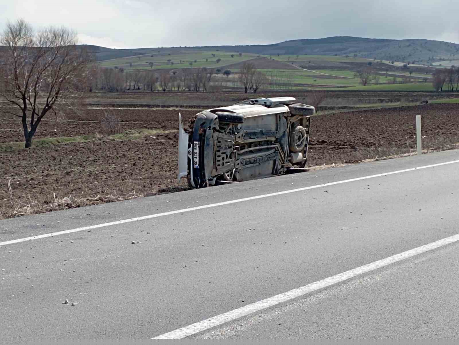 Tokat’ta kaza yapan otomobil devrildi: 3 yaralı
