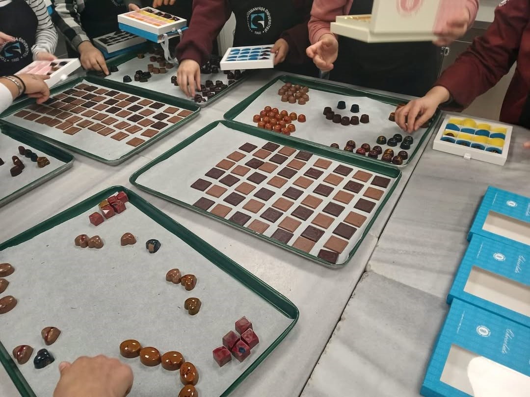 Tokat’ta koruma altındaki çocuklara çikolata yapım eğitimi verildi
