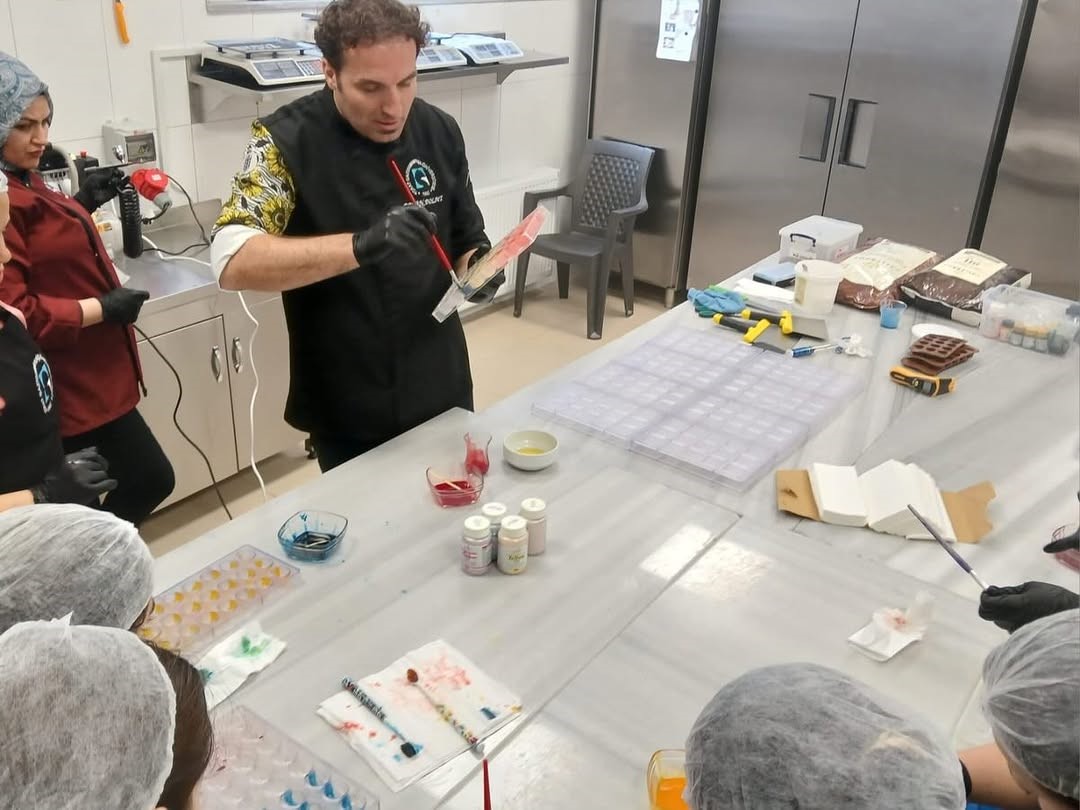 Tokat’ta koruma altındaki çocuklara çikolata yapım eğitimi verildi
