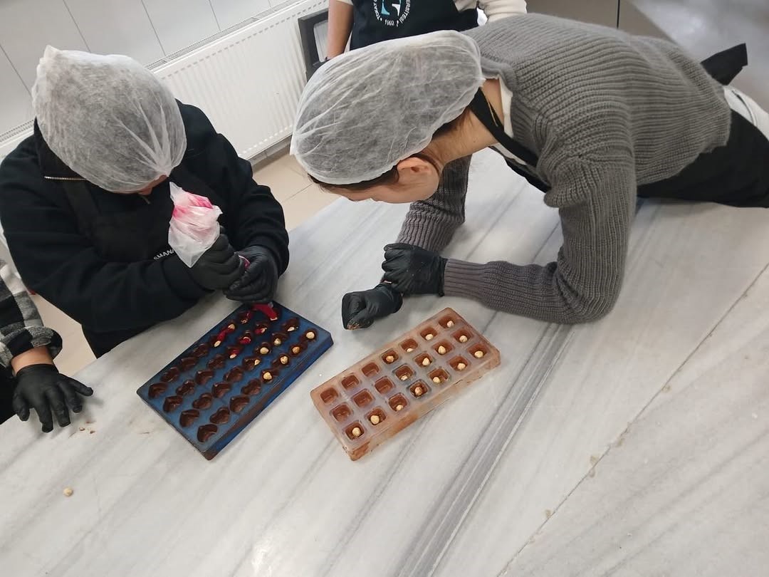 Tokat’ta koruma altındaki çocuklara çikolata yapım eğitimi verildi
