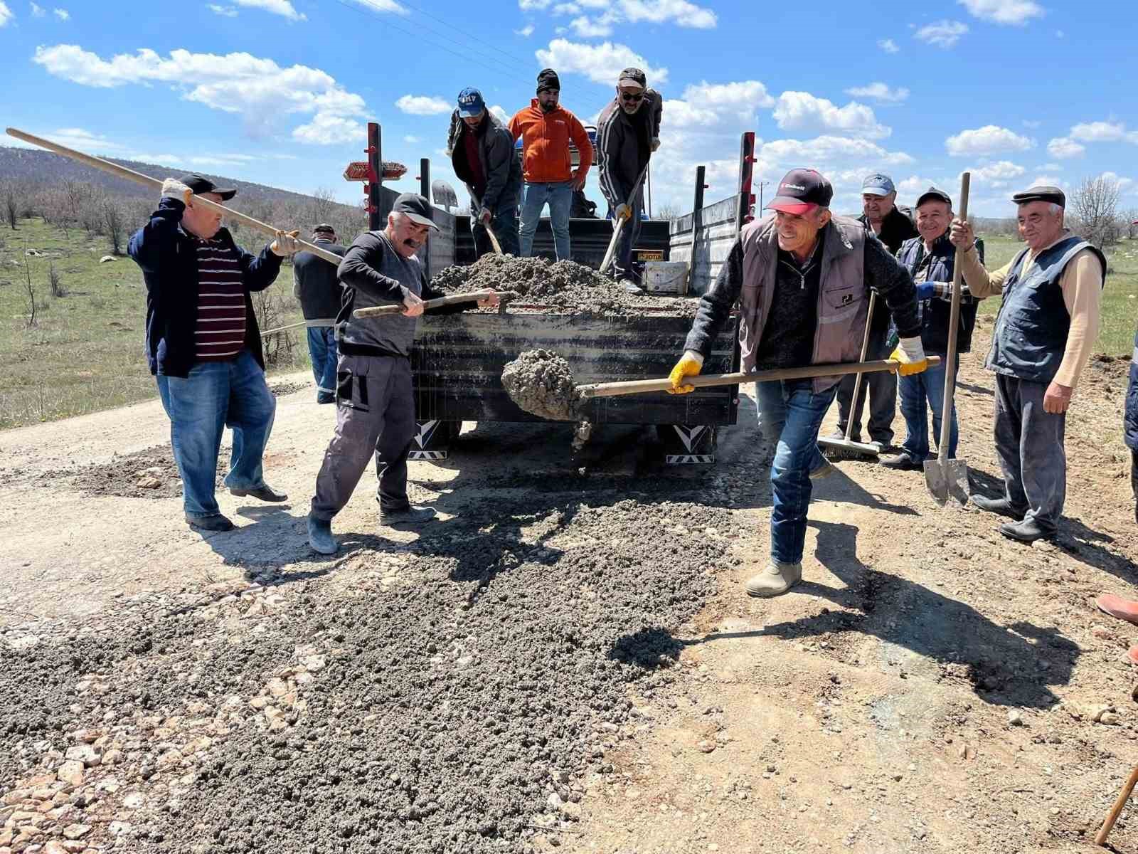 Tokat’ta köy halkı el ele vererek 5 kilometrelik yolu yeniledi
