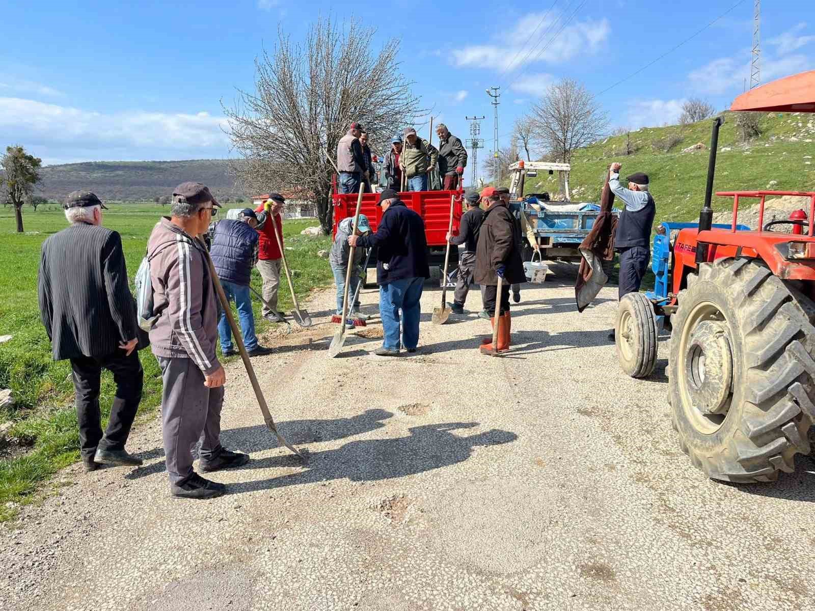 Tokat’ta köy halkı el ele vererek 5 kilometrelik yolu yeniledi
