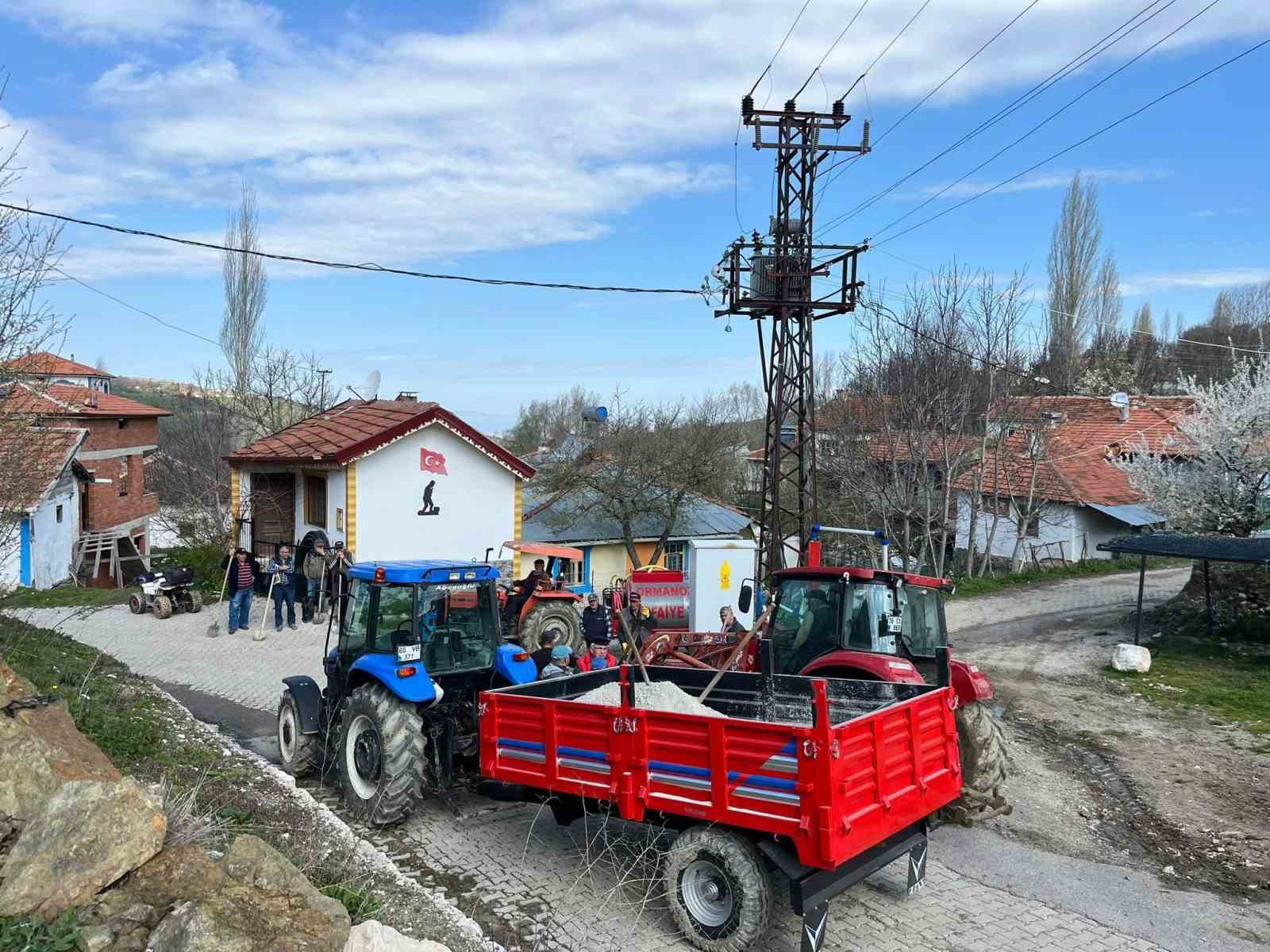 Tokat’ta köy halkı el ele vererek 5 kilometrelik yolu yeniledi

